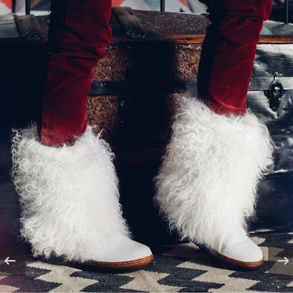 White Bearpaw fur booties - Picture 3 of 3